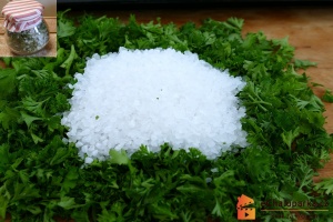 Domácí bylinková sůl se dá snadno vyrobit z bylinek vypěstovaných na zahradě.
